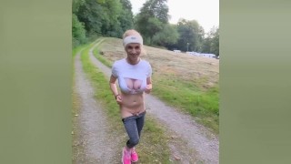 TV Helena Kimberly Tranny Nacktes Jogging-Training Nach Blowjob Mit Sperma Auf Dem Arsch In Der Stadt