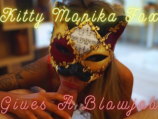 Красивая Кошечка Моника Фокс делает минет