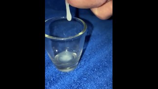 Nahaufnahme beim Sammeln meines tropfenden Cumshots (Zeitlupe)