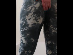 Peeing my leggings - Screenshot 8 of 16 - Wet
