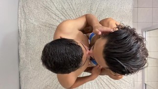 两个火辣的男性互相摩擦