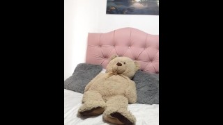 La mia sorellastra si masturba accanto al suo orsacchiotto per provare piacere