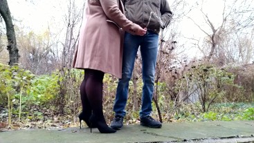 Похотливая свекровь любит смотреть, как зять писает на улице