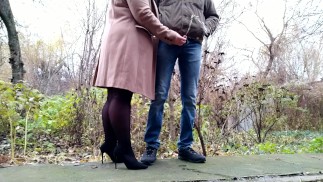 好色的婆婆喜欢看女婿在街上撒尿