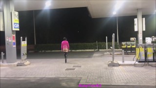 puta de rua vagabunda rosa em público ao ar livre piscando compilação exposta