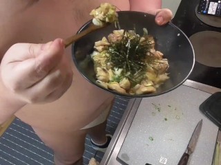 [Prof_FetihsMass] Doucement Avec La Nourriture Japonaise ! [poulet et œuf Sur un Bol De Riz]