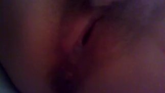 Frau spritzt ab, reibt ihre Klitoris und tropft Sahne