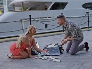 Hot PAWG Britannique Est Toute Excitée Quand Elle Voit un Million ...
