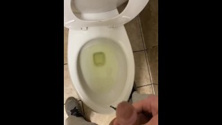 Corriendo en el baño para anular mi vejiga llena en baño público gimiendo alivio desesperado