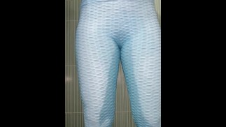 Мне пришлось идти в магазин с мокрыми легинами и пижамой сверху