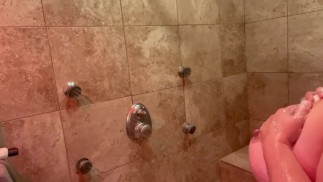 Große schöne seifige Brüste