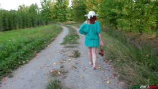 Pied en plein air Fetish une MILF humilie verbalement ses pieds sales Slave FemDom pieds nus