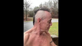 赤身裸体地走进公共厕所，然后被顶走了。总有一天会有人抓住我的裸体。