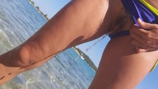 Público stand up pee em um Beautiful mediteranian sea place