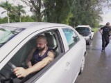 GAYWIRE - Beefcake Musculoso semental policía folla polla flasher Out In Public