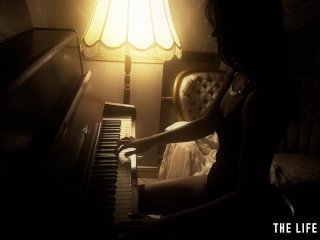 Watch this sexy teen beauty masturbating as she plays the piano