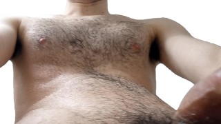 Hombre desnudo peludo