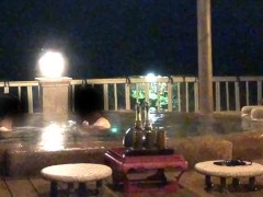 ゴージャスな貸切露天風呂でイチャイチャした後は椅子の上で騎乗位セックス、出した後は甘苦いごっくん - Screenshot 2 of 16 - 野外 セックス