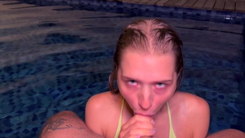 在公共泳池里美美吹箫 射在加尼福尼亚宝贝的头发上Nice blowjob in public pool and cum all over California babe's hair