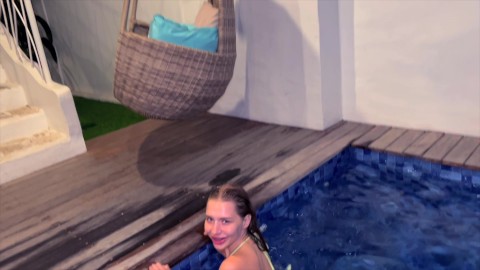 在公共泳池里美美吹箫 射在加尼福尼亚宝贝的头发上Nice blowjob in public pool and cum all over California babe's hair