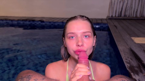 在公共泳池里美美吹箫 射在加尼福尼亚宝贝的头发上Nice blowjob in public pool and cum all over California babe's hair