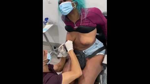 ¡Thick gran Booty Ebony perforando sus pezones en Miami y folla piercing Guy!