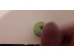 Парень нежно дрочит и кончил на яблоко - Screenshot 4 of 16 - красиво