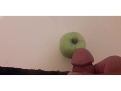 Парень нежно дрочит и кончил на яблоко - Screenshot 7 of 16 - дрочит