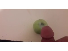 Парень нежно дрочит и кончил на яблоко - Screenshot 8 of 16 - студент