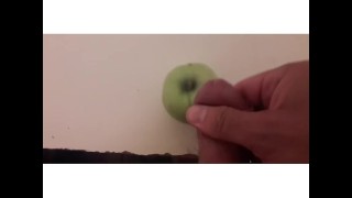 Mec doucement doigté et éjaculation sur la pomme