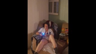 Gameuse jouant à des jeux vidéo en soutien-gorge et culotte