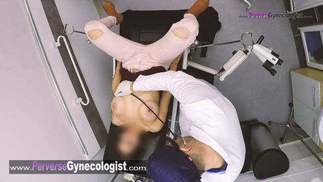БЕСПЛАТНОЕ ВИДЕО Эта милфа обращается к гинекологу из-за некоторого дискомфорта в груди. Угадайте, что произошло?
