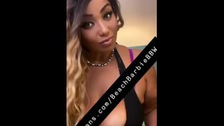 Sexy Latina BBW rebotando Huge Tits en Penthouse