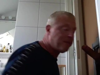 Dicker Schwanz am Privaten Gloryhole Geblasen Dann will Er Aufs Sofa Rüber Zu Ficken