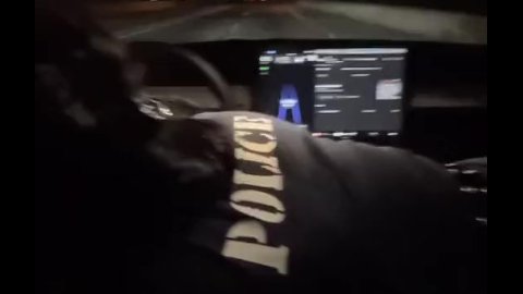 Aubrey recibe la cabeza de un policía en un auto que conduce.