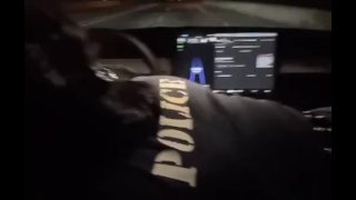 Aubreyは自動運転車の警官から頭を受け取ります。