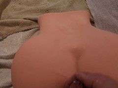 Regardez  bien  il éjacule sur ses belles fesses