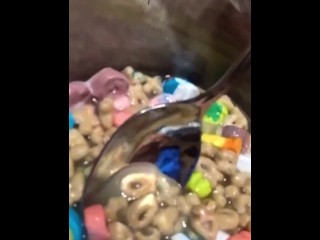 Meando En Mi Tazón De Cereales... y Luego BEBIENDOLO! Video Completo En Mi Fansly Nikkii69