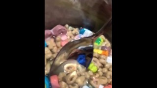 Meando en mi tazón de cereales... y luego BEBIENDOLO! video completo en mi Fansly Nikkii69