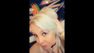 巨乳妻子他妈的和吞下精液