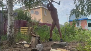 大きなペニス。筋肉質の男。公共セックス。コンダ性交したい、木をチョップ