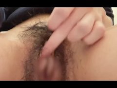 【日本人 素人 個人撮影】会社のトイレでおしっこ、静かにクリトリスオナニー - Screenshot 7 of 16 - Asian