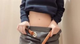 Miction et masturbation clitoris à l’entreprise.