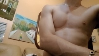 xxx-Videos eines Fitness-Typen, der in seinem Wohnzimmer sitzt