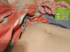xxx filmy faceta fitness leżącego na łóżku