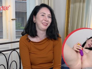 Ersties: Studentin Joana Masturbiert Mit Ihren Lieblingsspielzeugen