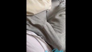 Grey pantalons de survêtements baise et avale avant le sperme