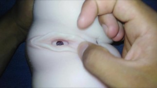 Мммм, просто оставайся на месте и позволь папочке завладеть тобой, папочка медленно прикасается к се