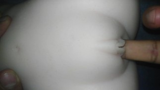 Папочка шлепает свою маленькую сучку и затыкает ей рот, а потом говорит тебе быть секс-куклой