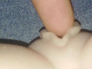 Papá toca a su chica bueno por el culo, luego te hace follar hasta que se corre muñeca sexual